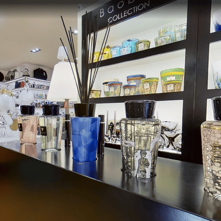 Diffuseurs de parfum et bougies décoratives Baobab Collection exposés dans la boutique Bob Corner – parfums d’intérieur haut de gamme et objets design dans un concept store de décoration en France
